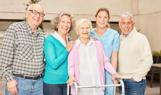 Gruppe Seniorinnen und Senioren mit Bestagern und Pflegerin